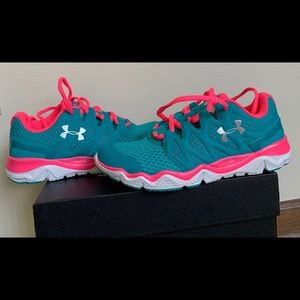 NEW ! UNDER ARMOUR  Athletic shoes Sz 7